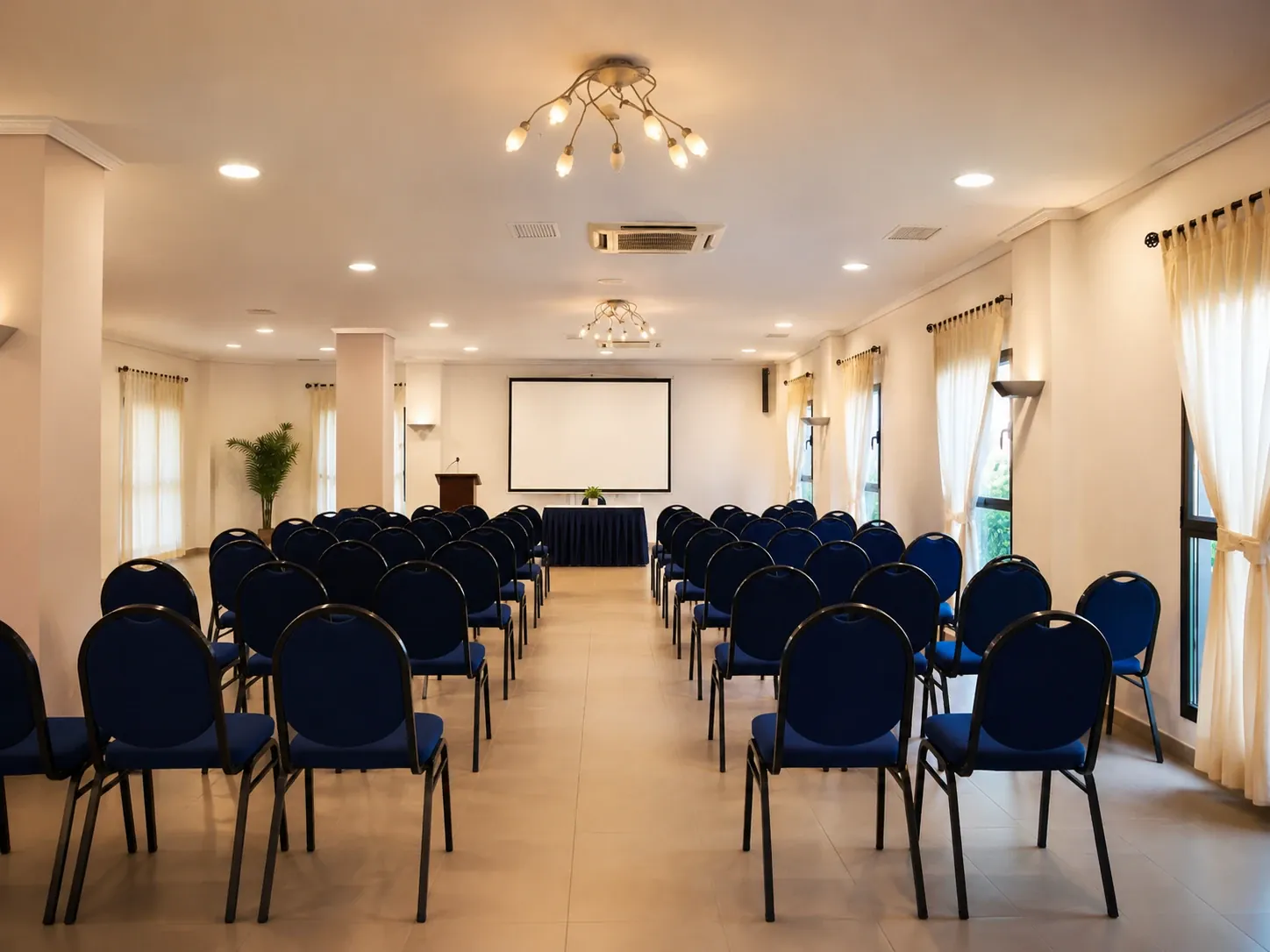 Salón con montaje de congreso en el Gran Hotel Victoria