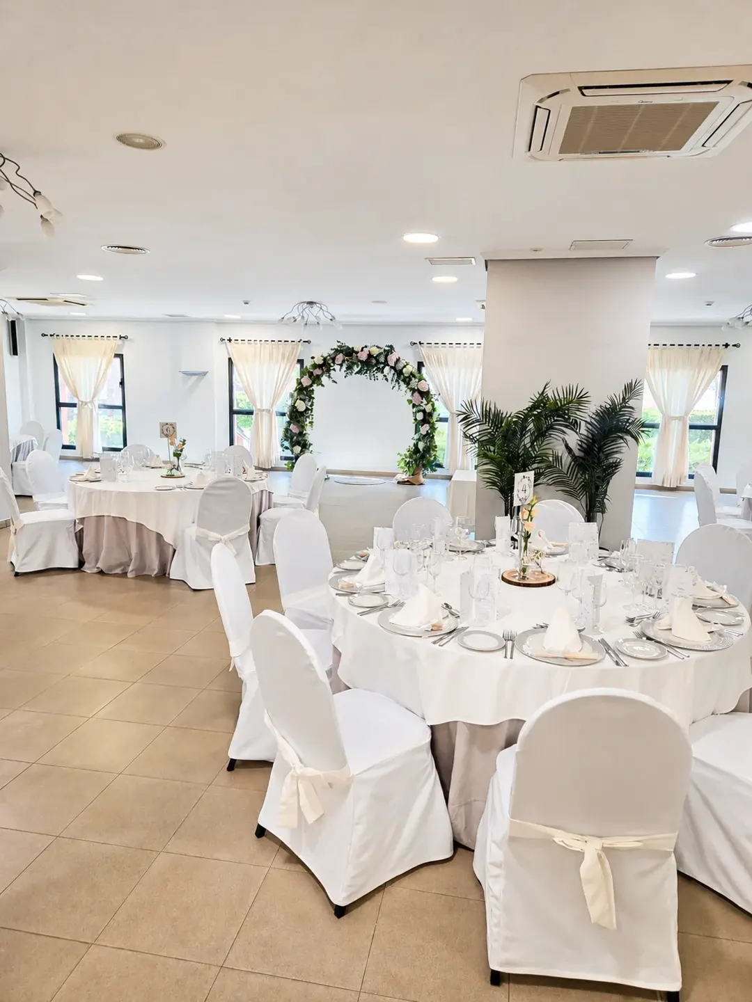 Salón preparado para una celebración de boda en el Gran Hotel Victoria